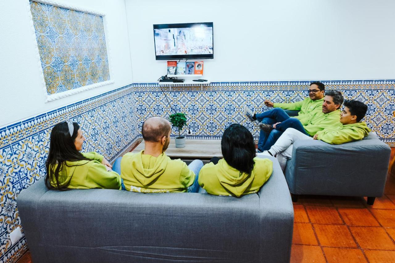 Help Yourself Hostels - Restelo Lisbona Esterno foto