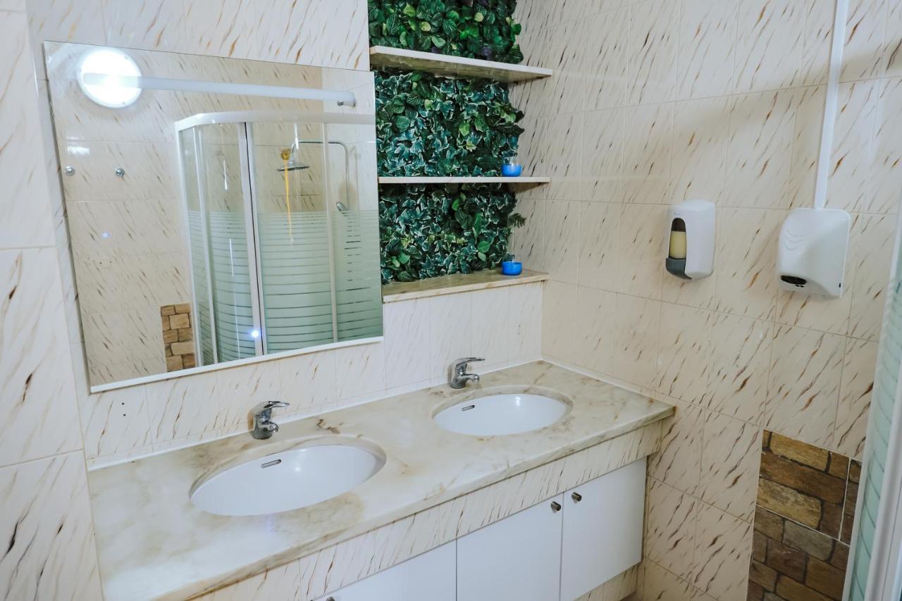 Help Yourself Hostels - Restelo Lisbona Esterno foto